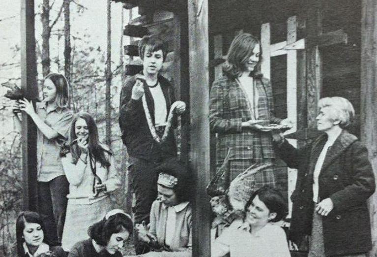 一群妇女站在原安德森小屋外